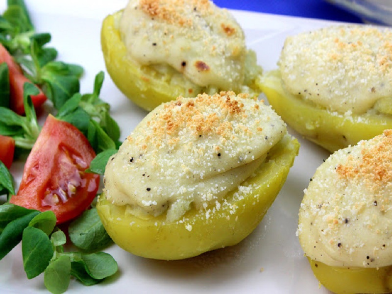 Potatoes stuffed with blue cheese