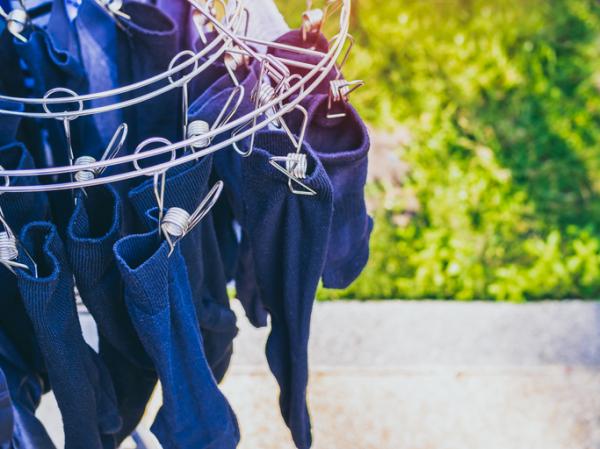 How To Wash Colored Clothes Without Fading - How to Wash Dark Clothes to Reduce Fading / Once you've placed your clothes and detergent in the washing machine, pour about 1/2 cup (150 g) of salt into the drum.