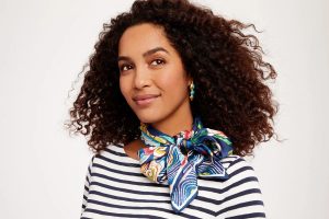 How to Tie a Scarf Around Your Neck